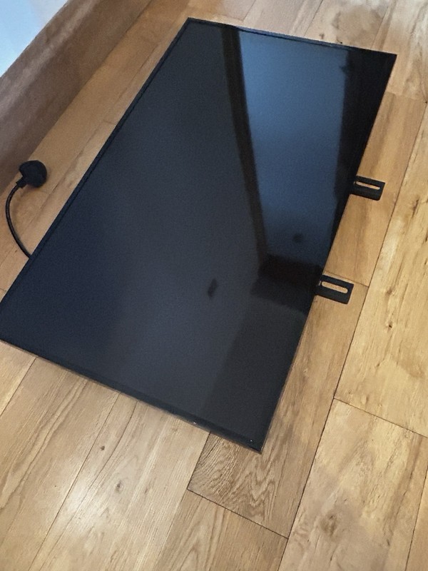 Samsung DB32D colour display unit in black with remote